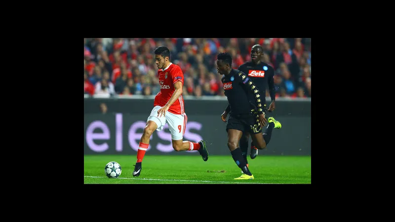 Cầu thủ Benfica với sự quyết tâm chạy theo bóng trước Napoli