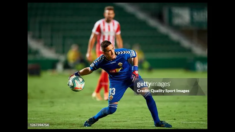 Cầu thủ Elche với sự quyết tâm bên ngoài vòng cấm Girona Cầu thủ Elche với sự quyết tâm bên ngoài vòng cấm Girona